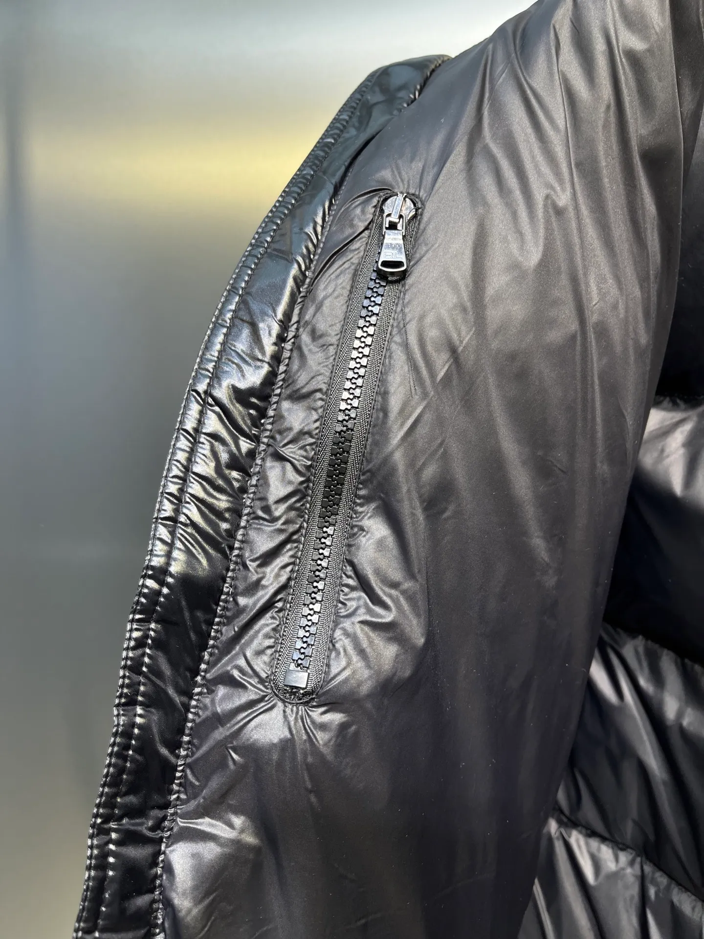 P980 Ralph Lauren polo unisex matte down jacket. Ralph is going crazy this year. The upper body fabric of major internet celebrities has a double-layer shin feel, which is full of weight! It's not as heavy as a regular jacket, and the ordinary cotton material feels really different. This one is super comfortable, soft and stylish, and has a green plaid interior that has a retro movie fashion feel! ✅Original custom-made 40D plaid four-level waterproof fabric, waterproof and anti-static fabric, exclusively using the original single-layer fabric method. The use of single-layer fabric has tested that the fabric and down must meet the standards to prevent velvet running, and ensure the feel and bulkiness. The interior is made of nylon double-layer sealing design, which will not cause any velvet running phenomenon. The adjustable hem with built-in drawstring buckle can prevent wind and cold. ✅ Silhouette jacket The upper body shape is super good, and the LOGO design on the chest is prominent. It is a style highly recommended by foreign bloggers. ✅Original original data layout, coordinated, loose, warm, fashionable, real original internal data, tolerant version. ✅Imported Behringer embroidery machine, custom-made 10,000-needle electric embroidery, using imported No. 7 needles, imported embroidery thread, ensuring that each word is full, three-dimensional and clear, and can be called the most expensive embroidery logo. ✅It is filled with national standard 80% white duck down, which has better thermal insulation performance, is light and not heavy, and has good fluff recovery after compression! ✅RDS certified high-quality 700 high fluffy white duck down filling ✅The zipper is customized from the Yoshida RL factory, with clear engravings and perfect and smooth texture ✅Accessories and buttons are all developed using the original version The fit is loose but not baggy. The size is just right and not picky. The dropped shoulder design modifies the shoulders without making them look bulky. This silhouette is a style that will never go out of style. The upper body is also very durable and recognizable. The loose and reasonable fit can be worn by both men and women. It is easy to create a clean and refreshing youthful look. Size: S M L XL XXL
